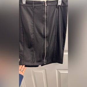 Chic Black Zippered Skirt
